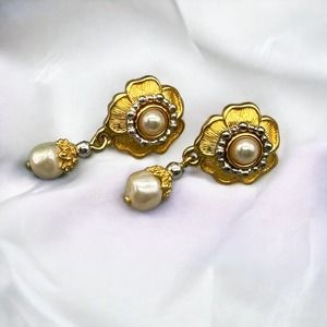 LIZ CLAIBORNE Gold-Tone Faux Pearl Flower Dangle Drop Pierced Earrings EUC